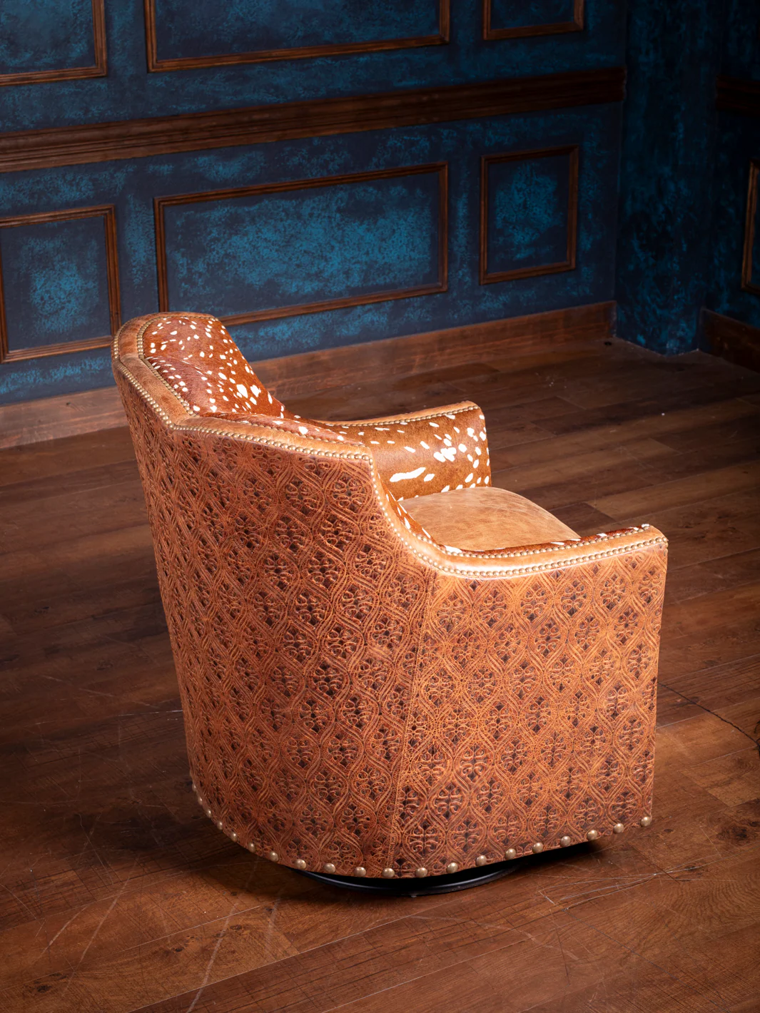 Deep Canyon Leather Swivel Chair - Image 3