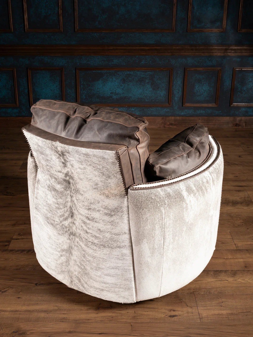 Mustang Cowhide Snug Swivel Recliner - Image 4