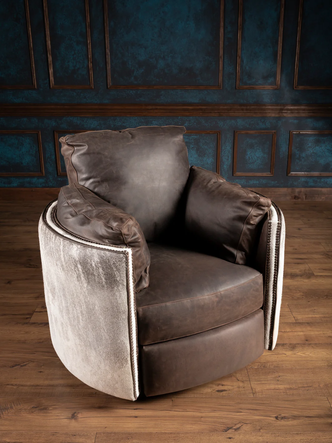 Mustang Cowhide Snug Swivel Recliner - Image 5