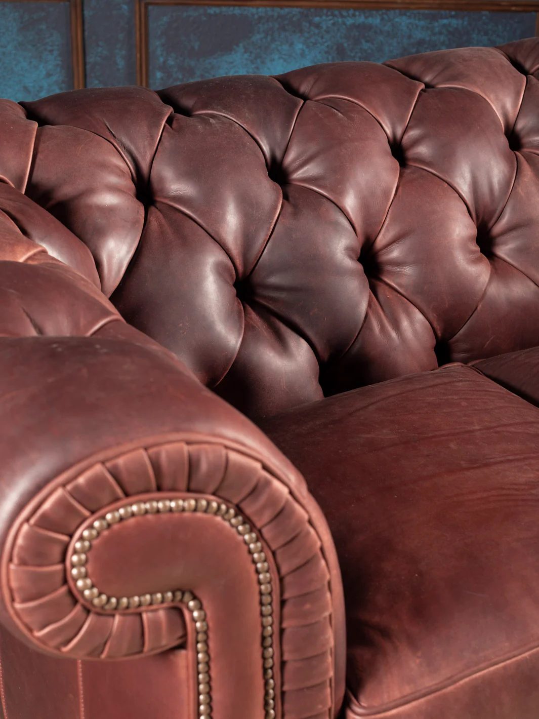 Remington Leather Chesterfield Loveseat - Image 4